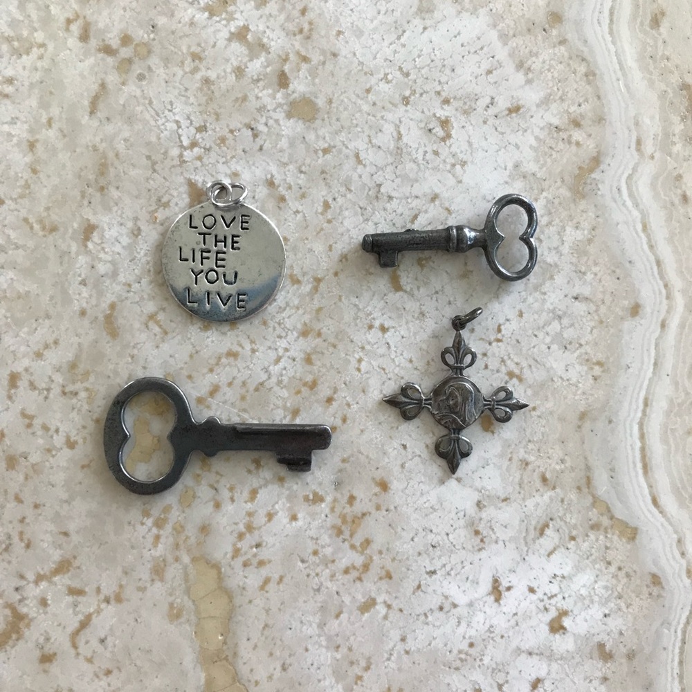 COUPLE LITTLE KEYS, PENDANT AMD RELIGIOUS PENDANT